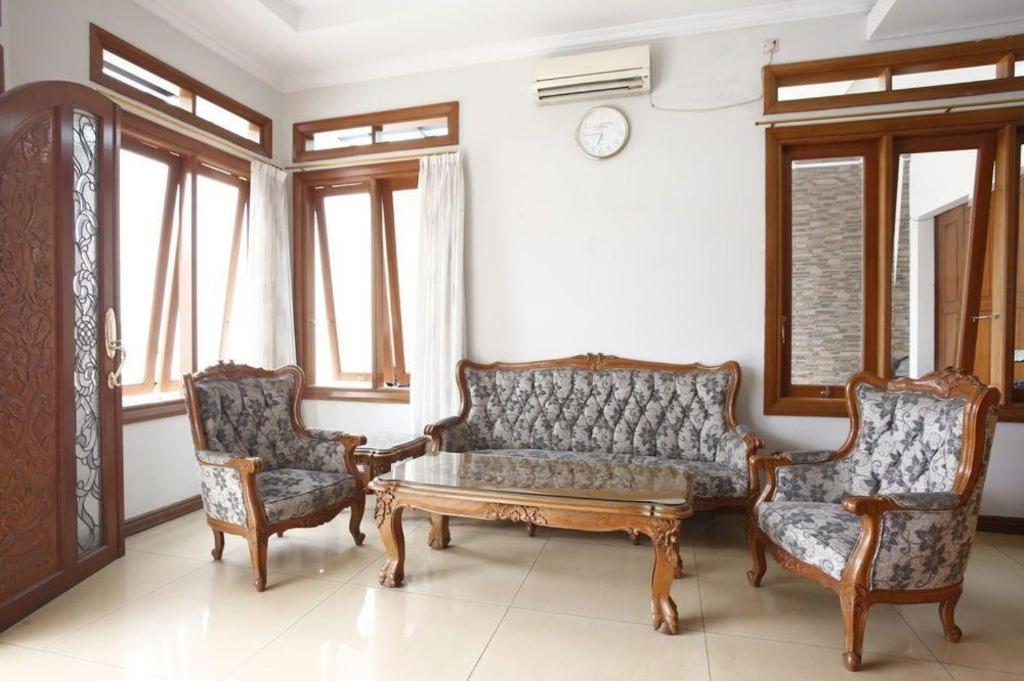 Super Oyo Capital O 91140 Ayodya Kebon Jeruk Hotel 2*